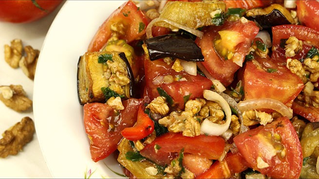 Салат с запечёнными баклажанами, помидорами и грецкими орехами