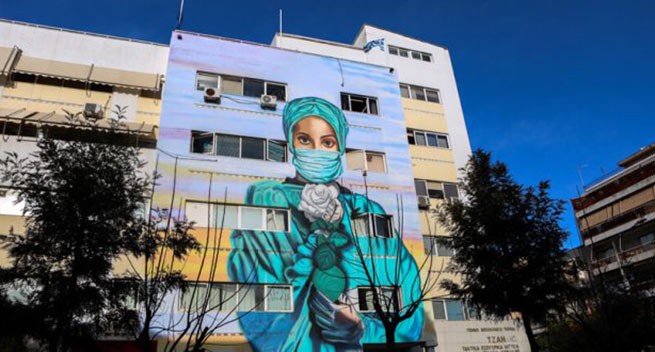 Граффити в честь медиков, борющихся с пандемией в больнице Пирея
