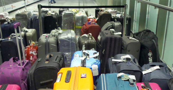 Работник аэропорта обчищал багаж пассажиров