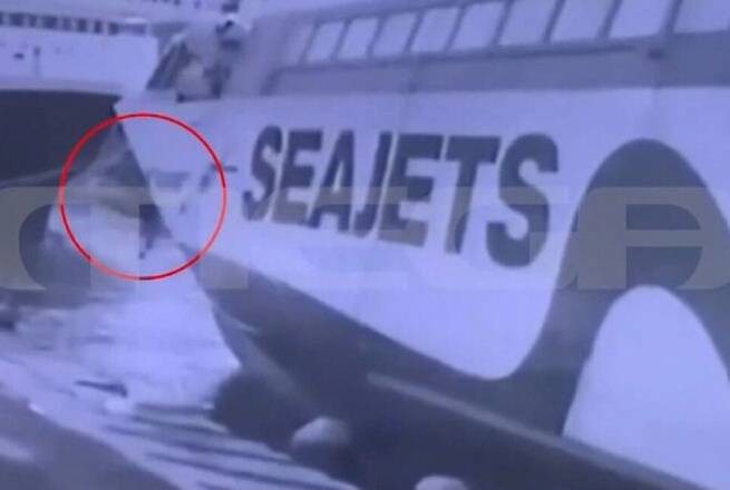 Пирей: два моряка упали в море с корабля (видео)