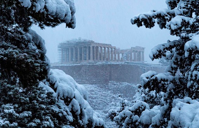 Многие части Греции остались без электричества, трое погибших во время снежной бури