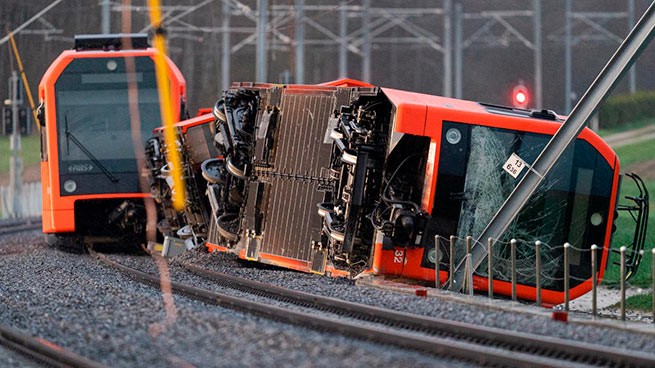 Швейцария: два поезда сошли с рельсов, по меньшей мере 12 человек пострадали