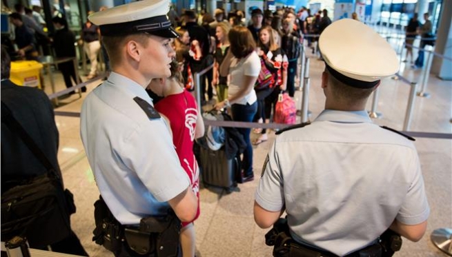 Проверки греков в аэропортах Гремании отменяются