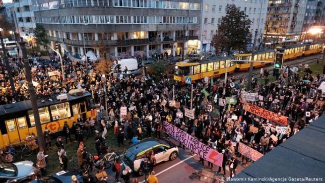 Польша: игнорируя ограничения из-за коронавируса, страна  «кипит» протестами против закона о запрете абортов
