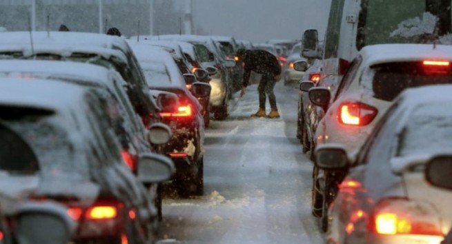 Сотни автомобилей попали в снежную ловушку на трассе Афины-Ламия