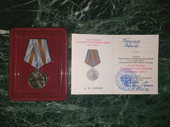 Микису Теодоракису вручили медаль «75 лет со дня Победы в Великой Отечественной войне»