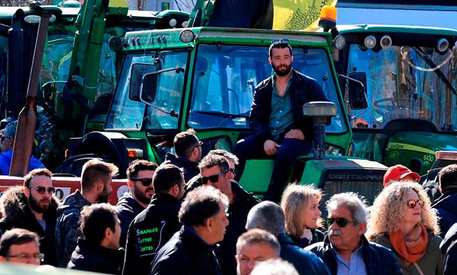 Греческие фермеры, по примеру своих европейских коллег, обещают "разделить страну на 2 части"