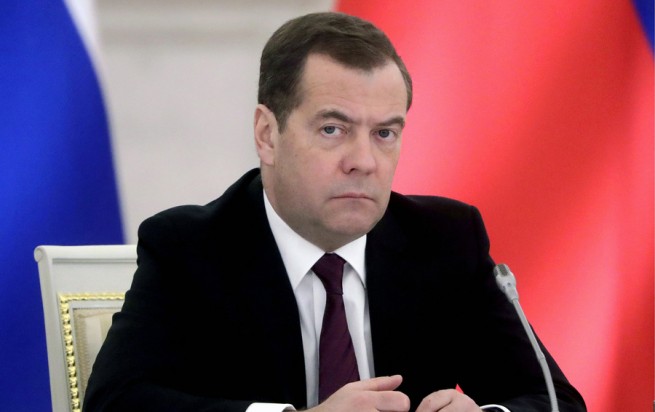 Медведев объявил об уходе правительства в отставку