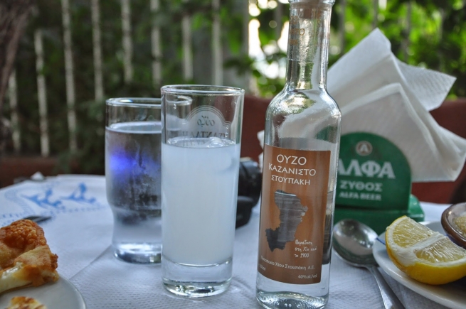 Griechischer Wodka Ouzo - ein lokales Anisgetränk