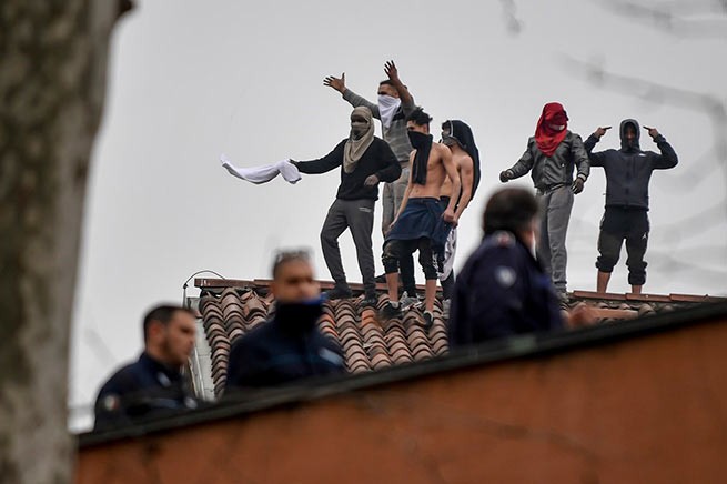 В итальянских тюрьмах вспыхнули «коронавирусные» бунты, 12 погибших