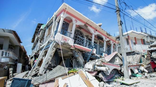 Третье мощное землетрясение за последние сутки на Гаити: 304 погибших, 1800 раненых