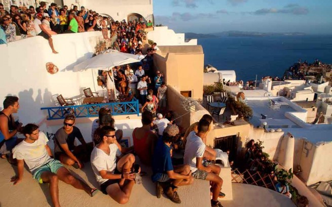 Правительство Греции: как уменьшить число туристов на Санторини?