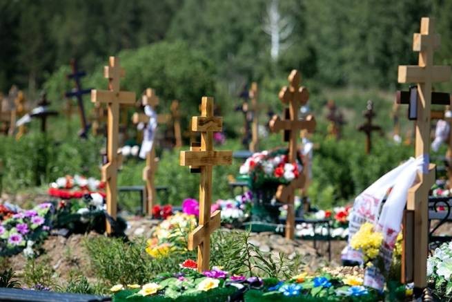 Россия: коронавирус повысил стоимость гробов и крестов на могилы