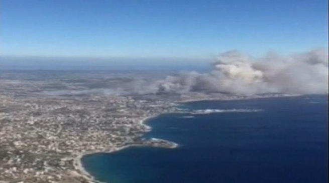 Десятки пожарных сражаются с огнем в Каливии, восточнее  Афин (видео)