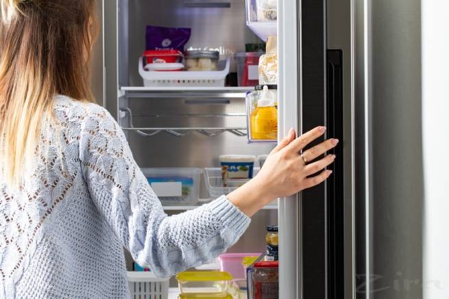 Уберите яйца и молоко с дверцы холодильника