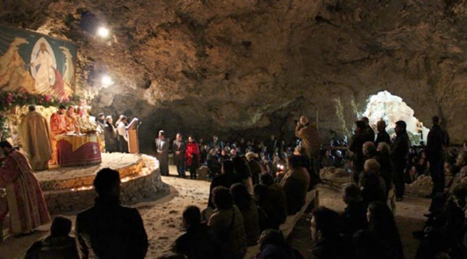 Рождественская церемония в пещере на Крите