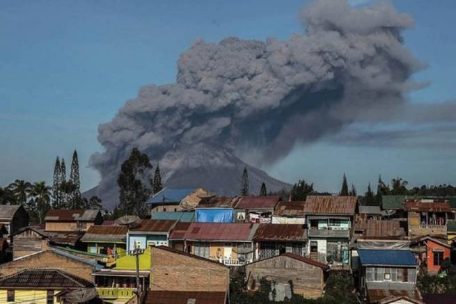 Индонезия: число погибших из-за извержения вулкана возросло до 22, 27 пропали без вести (видео)