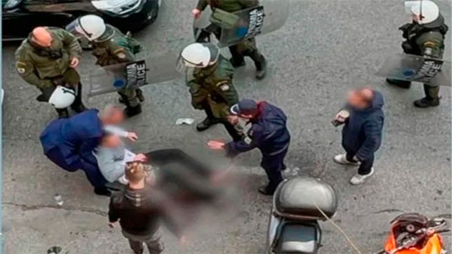 Футбольные фанаты ранили мужчину у здания суда в центре Афин