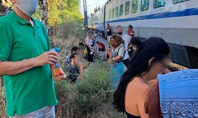 «Белая стрела»: пассажиры самого быстрого поезда Греции застряли на перегоне