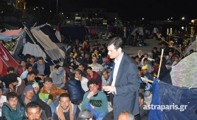 Мэр острова Хиос Манолис Вурнус пытается говорить с беженцами