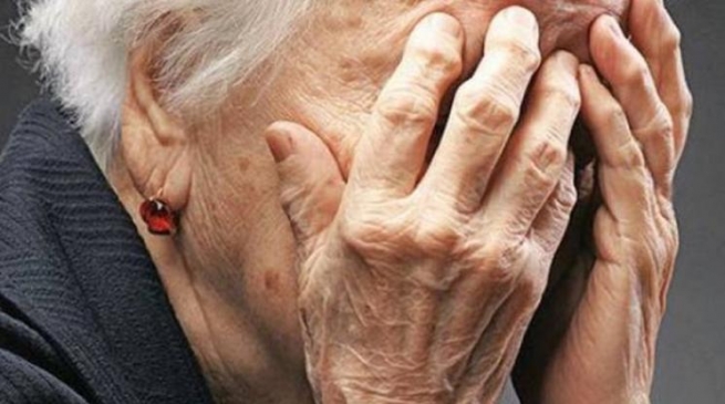 Шок: домашняя помощница избила 94-летнюю старушку до смерти