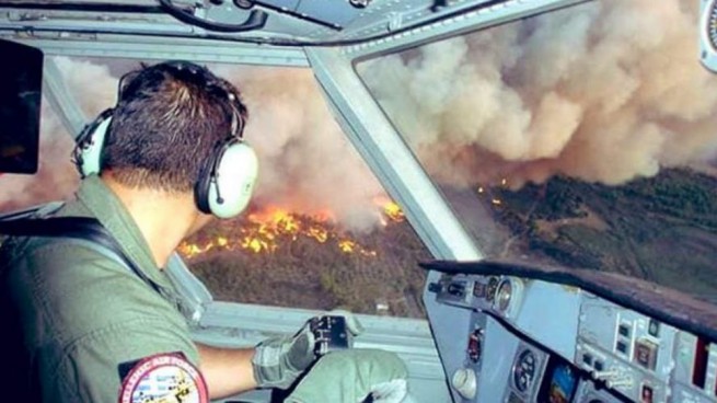 Видео: пожарный самолет Canard ныряет в пламя
