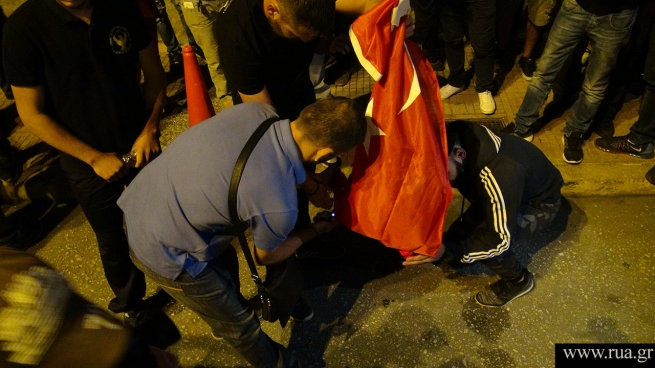 Радикалы сожгли флаг Турции (видео)