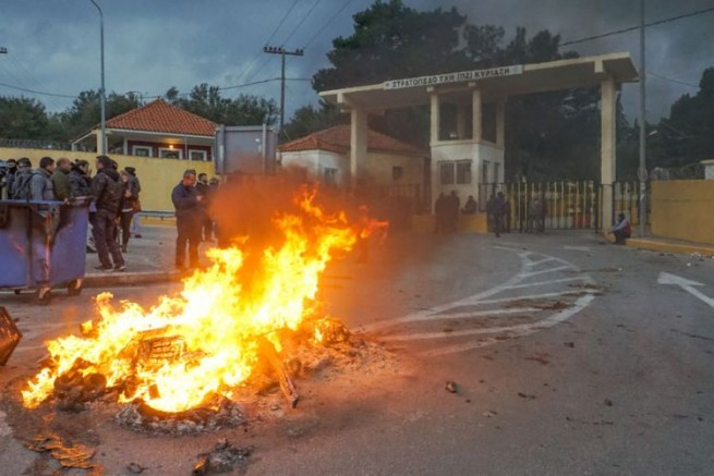Оппозиция обвинила правительство в беспорядках на островах