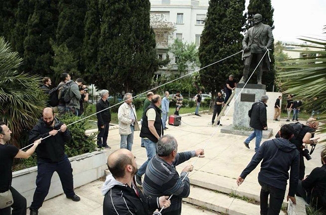 Афины: Демонстранты пытались сбросить памятник Трумену