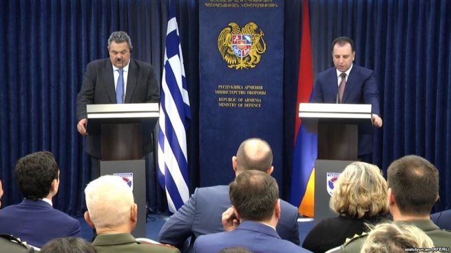 Министры обороны Греции и Армении, Панос Камменос и Виген Саргсян, на совместной пресс-конференции в Ереване, 29 марта 2018 г.