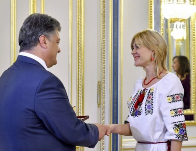 С высоким званием Виолетту поздравлял лично Петр Порошенко / Фото: пресс-служба президента