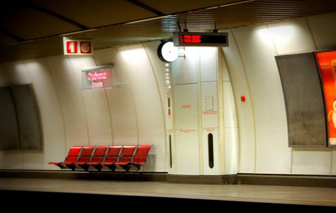 Зверски избили контролеров на станции метро Омония