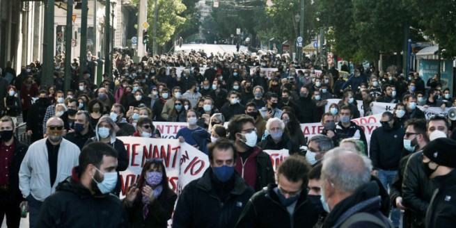 Митинг протеста в центре Афин: столпотворение без соблюдения санитарного протокола
