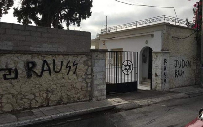 Полиция ищет подозреваемых, осквернивших еврейское кладбище