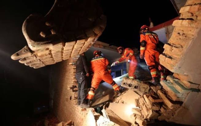 Китай: землетрясение силой 6,2 балла в ночь на 19 декабря унесло жизни не менее 120 человек (видео)