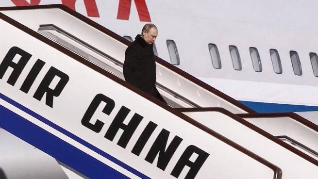 Первая поездка за год за пределы бывшего СССР: Путин прилетел в Китай (видео)