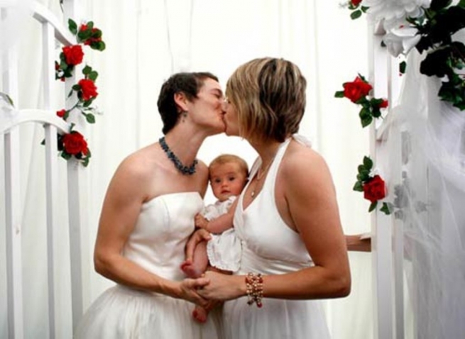 Закон о материнстве и признании детей в лесбийских парах примут в Финляндии