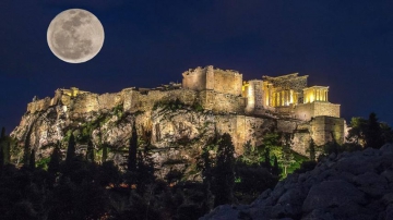 Августовское полнолуние Афины отметят культурными мероприятиями
