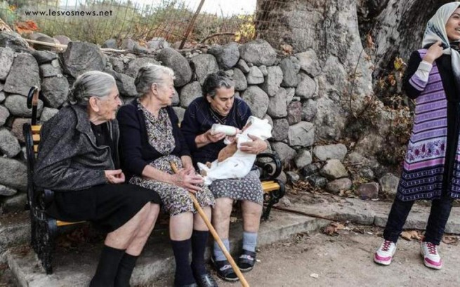 Марица Маврапиди сидит между своими двоюродными сестрами Эфтратией Маврапиди (слева) и Милицей (Эмилия) Камвиси на фотографии Лефтериса Парцалиса, впервые опубликованной на сайте Lesvos News.
