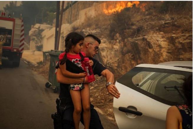 Пожар в Ано Глифаде и Пирее, огонь достиг домов (дополнено)