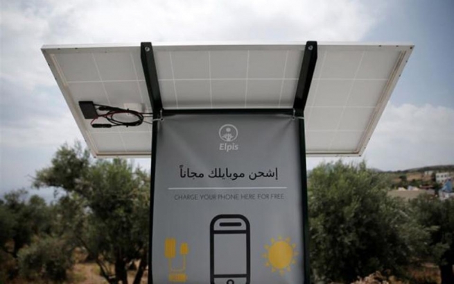 Для беженцев в Греции изобрели солнечную станцию для зарядки телефонов