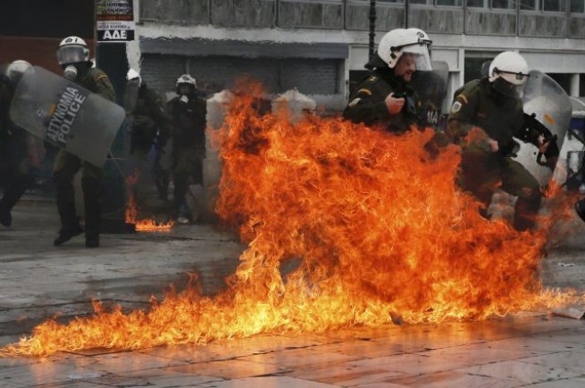 В Афинах анархисты забросали полицейских бутылками