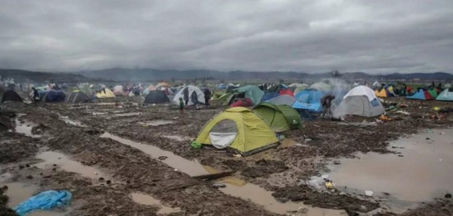 Идомени: беженцы и европейская &quot;культура&quot; тонут в грязи