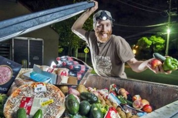 «Еда из мусорки»: новое движение, фриганство, становится все более популярным