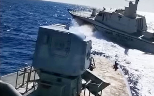 На грани: турецкий катер береговой охраны "подрезал" греческий сторожевик