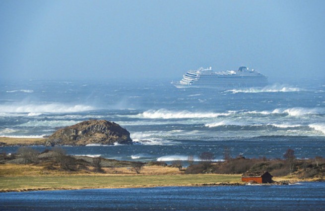 Лайнер Viking Sky терпит бедствие у берегов Норвегии