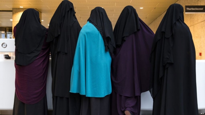Еще одна страна Европы запретила носить никаб и бурку в общественных местах