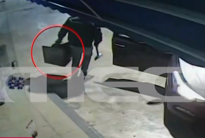 Видео: ограбление заправочной станции с пистолетом и... кувалдой
