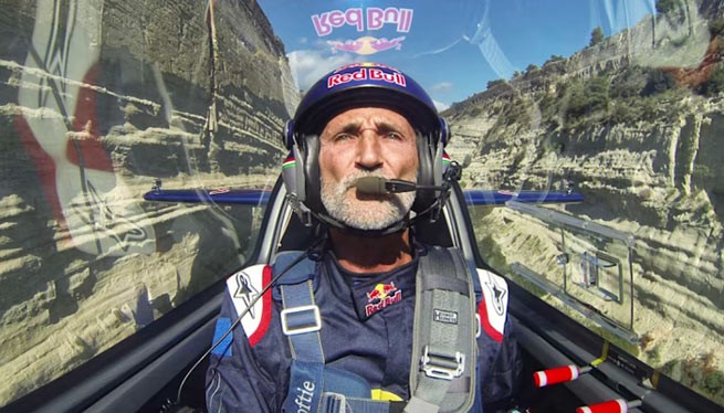 Дерзкий пилот пролетел вдоль Коринфского канала на скорости 290 км/ч (видео)