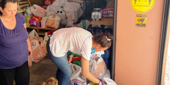 Жители Пирея собирают помощь для погорельцев и спасателей